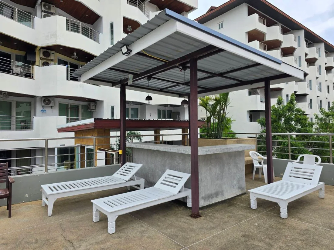 Jomtien Plaza Residence — Терраса у бассейна
