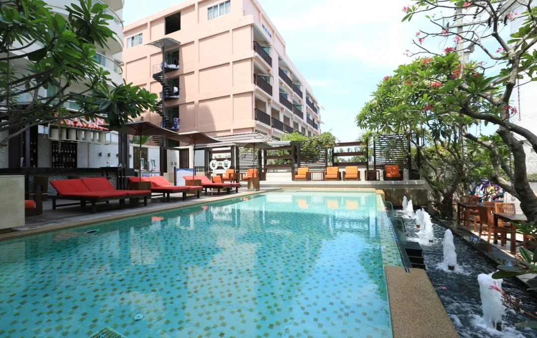 Pattaya Sea View — Экстерьер у бассейна