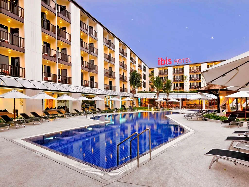 ibis Phuket Kata — Бассейн во внутреннем дворе