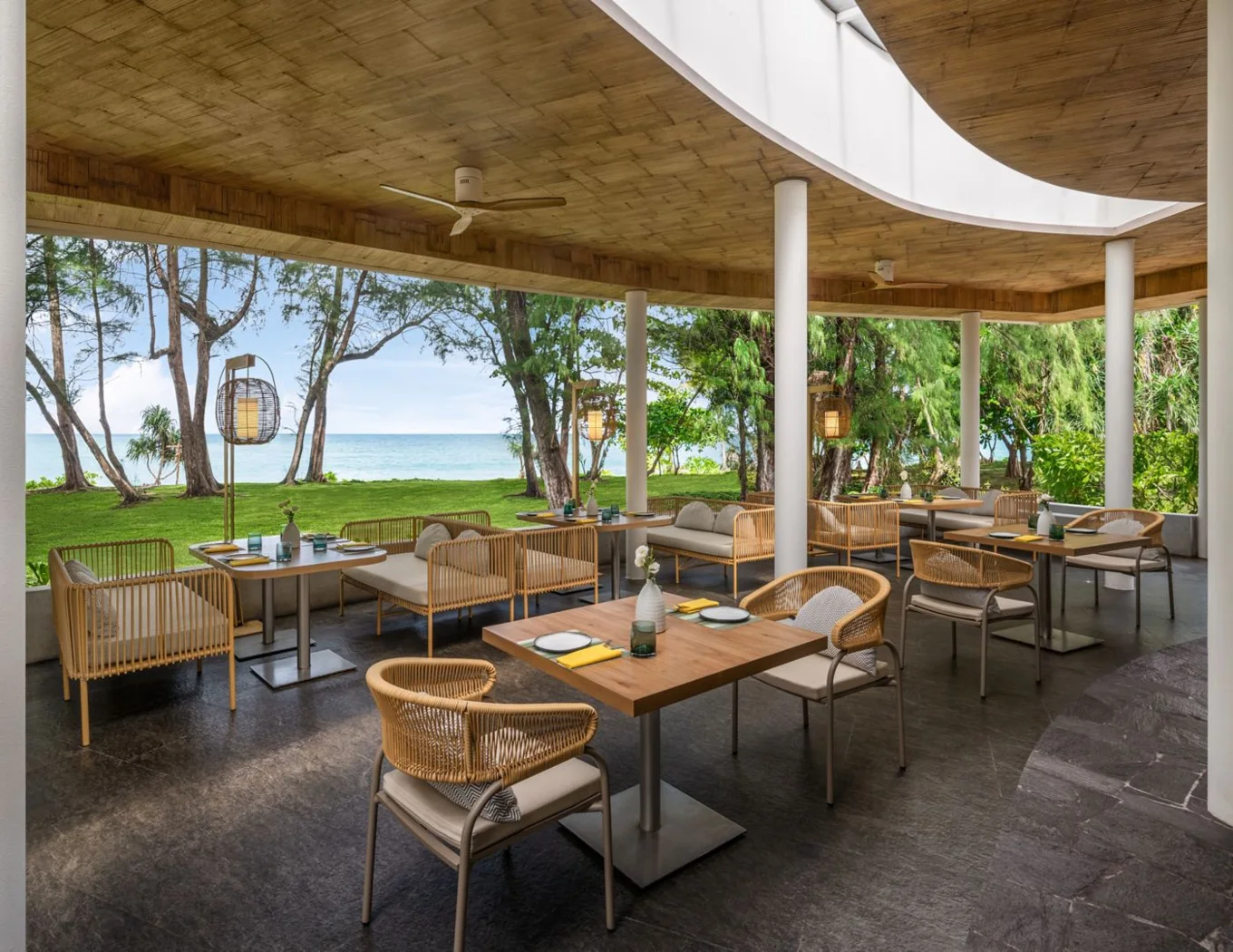 Le Méridien Phuket Mai Khao Beach Resort — Ресторан Ocean Kitchen
