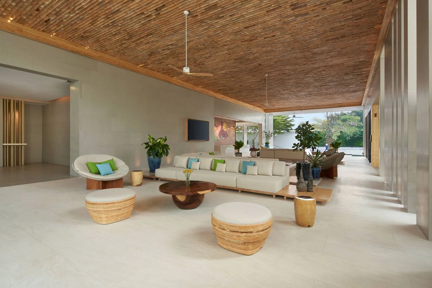 Le Méridien Phuket Mai Khao Beach Resort — Просторное лобби