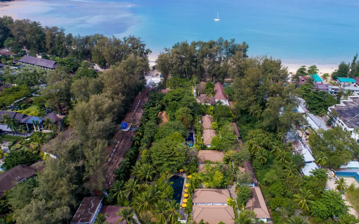 Nai Yang Beach Resort & Spa — Зелёная территория отеля с высоты