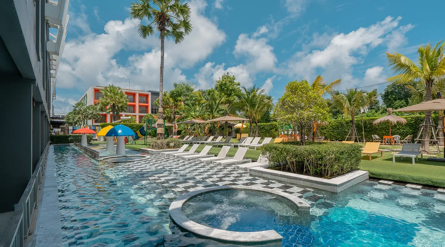 Sugar Marina Resort ART Karon Beach — Корпус отеля и главный бассейн