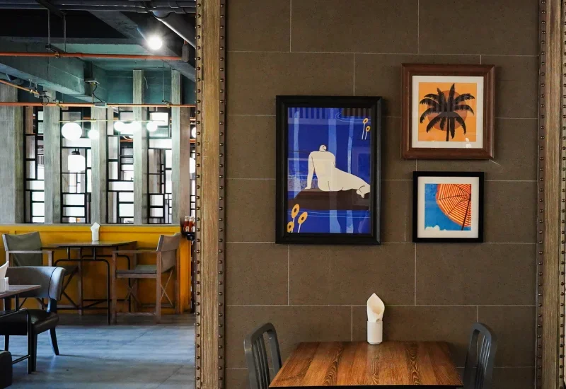 Sugar Marina Resort ART Karon Beach — Интерьер ресторана с картинами