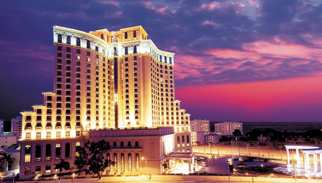 Baohong Hotel Sanya — Корпус отеля вечером