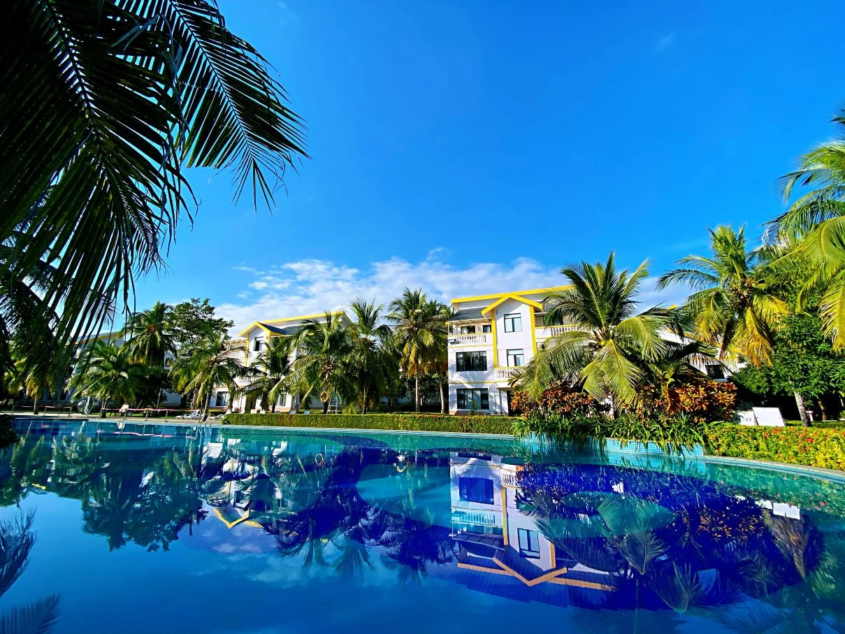 Sanya Bihai Jinsha Hotel — Бассейн и территория