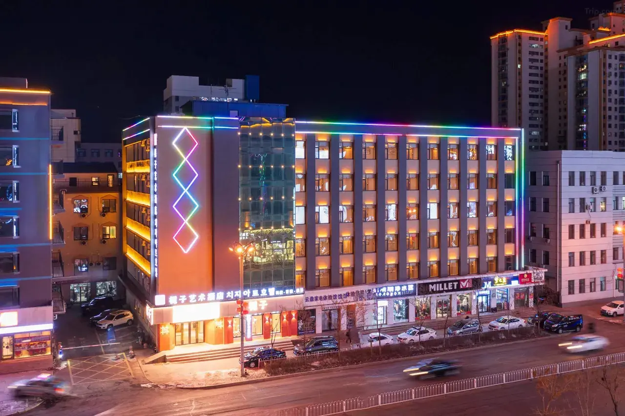 Фасад Gardenia Art Hotel вечером